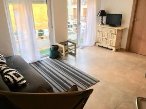 un soggiorno con un divano e una televisione di Apartamento centro a Murcia