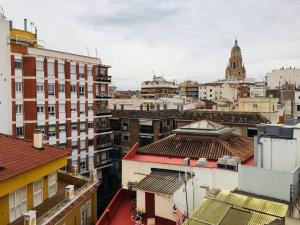 vista su edifici e sullo skyline della città di Apartamento centro a Murcia