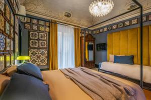 a bedroom with two beds and a chandelier at Le Stanze al Genio di Darlon in Palermo