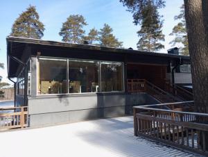 un edificio con ventanas de cristal y un árbol en Economy Escape, en Kouvola