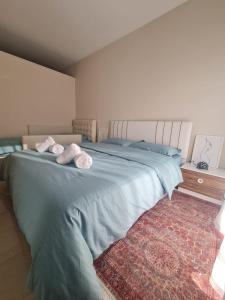 都拉斯Hana's Apartment的一间卧室，有一张大床，床上有毛巾