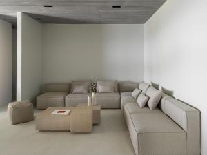 ein Wohnzimmer mit einer Couch und einem Couchtisch in der Unterkunft Design Villa Nea Skioni by Halkidiki Villas in Nea Skioni