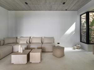 ein Wohnzimmer mit Sofa und Tisch in der Unterkunft Design Villa Nea Skioni by Halkidiki Villas in Nea Skioni