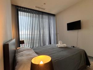 Ein Bett oder Betten in einem Zimmer der Unterkunft Sea view Mercury Tower, Rooftop infinity Pool