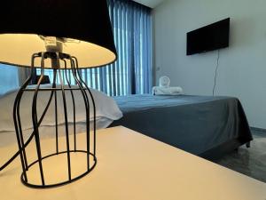Ein Bett oder Betten in einem Zimmer der Unterkunft Sea view Mercury Tower, Rooftop infinity Pool