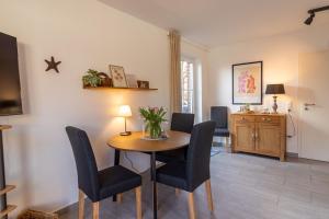 a dining room with a table and chairs at Ferienhaus Seesucht in Krummhörn