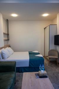 Televiisor ja/või meelelahutuskeskus majutusasutuses Rooftop Hotel