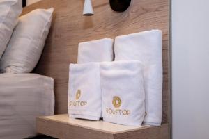 Voodi või voodid majutusasutuse Rooftop Hotel toas