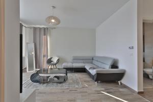 un soggiorno con un divano e un tavolo di Ada Homes B4628 a Braşov Altre 18 foto