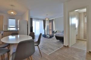 una cucina e un soggiorno con tavolo e sedie di Ada Homes B4628 a Braşov