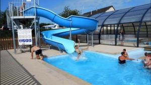 a group of people playing in a swimming pool at Camping Etennemare in Saint-Valery-en-Caux