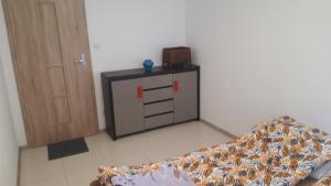 Postel nebo postele na pokoji v ubytování Domek wśród drzew - noclegi + 2 fotografie