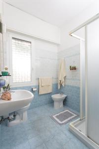 La salle de bains est pourvue d'une baignoire, d'un lavabo et de toilettes. dans l'établissement Hotel Gianlore, à Milano Marittima