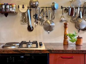 Cucina o angolo cottura di Casa d'epoca con giardino 5 min da Locarno