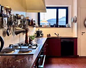 Kuchyň nebo kuchyňský kout v ubytování Casa d'epoca con giardino 5 min da Locarno