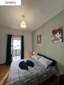 大加那利岛拉斯帕尔马斯Coliving Villa El Gago的卧室里有一张带蝴蝶结的床