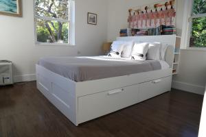 Katil atau katil-katil dalam bilik di Charming beach house with beautiful garden