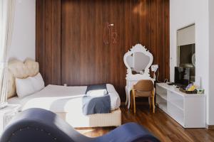 a bedroom with a white bed and a mirror at Love Hotel - Khách Sạn Theo Giờ in Da Lat
