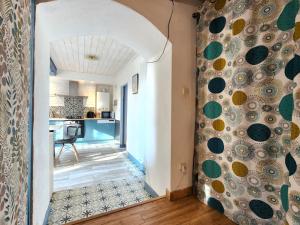 a hallway leading into a kitchen with a wall at L 'Éco de la Rivière in Libourne +18 photos