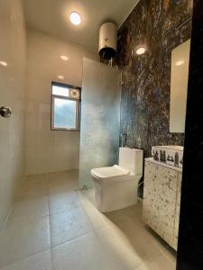 Ένα μπάνιο στο Charming 1BHK Near Colva Beach +2 φωτογραφίες
