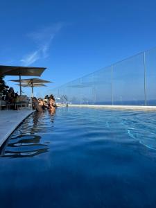 Der Swimmingpool an oder in der Nähe von Sea view Mercury Tower, Rooftop infinity Pool