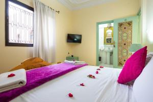 Postel nebo postele na pokoji v ubytování Qodwa Palace Riad & SPA