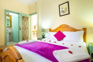 Postel nebo postele na pokoji v ubytování Qodwa Palace Riad & SPA