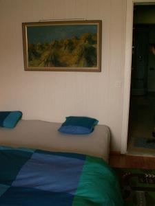 Bett in einem Zimmer mit Wandgemälde in der Unterkunft Villa Lavendel in Gondiswil