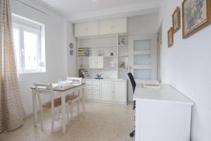 Biała kuchnia ze stołem i biurkiem w obiekcie RentalSevilla Plaza del Zurraque w Sewilli +28 zdjęć
