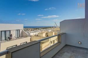 Balkón nebo terasa v ubytování Stunning 2BR Penthouse with Terrace in Mellieħa by 360 Estates