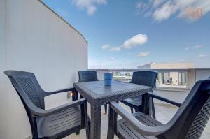 Balkón nebo terasa v ubytování Stunning 2BR Penthouse with Terrace in Mellieħa by 360 Estates