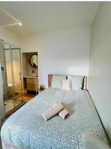 a bedroom with a bed with two towels on it at Mini Studio Tout confort - accès facile Nantes et Vendée in Pont-Saint-Martin