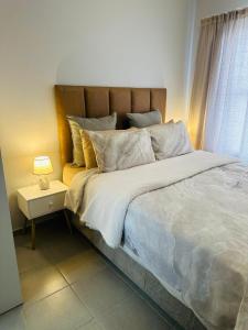 Ένα ή περισσότερα κρεβάτια σε δωμάτιο στο Calm & Cozy Apartment