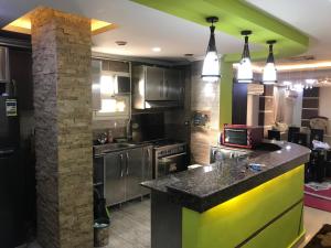 Kuchyň nebo kuchyňský kout v ubytování شقه مفروش للايجار لك بالكامل حدائق الاهرام 3غرفه