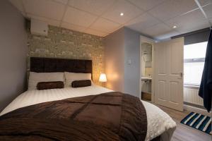 a bedroom with a large bed in a room at Luxury 1bed - Contractors Welcome - Fast WiFi in Cleethorpes