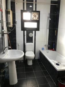 Koupelna v ubytování شقه مفروش للايجار لك بالكامل حدائق الاهرام 3غرفه + 55 fotografií