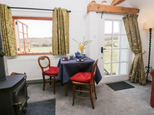 RuslandにあるThe Shippenのテーブルと椅子と窓のあるダイニングルーム