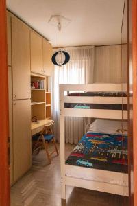 Ένα ή περισσότερα κρεβάτια σε δωμάτιο στο Aosta Retrò by Hili