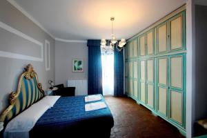 Un dormitorio con una cama azul y una ventana. en Villa Light, en Certaldo 32 fotos más