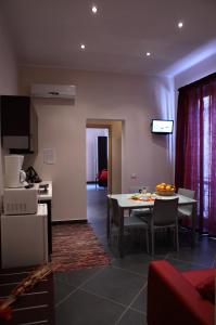 a living room with a table and a kitchen at Palazzo Dei Corsari in Trapani