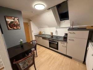 a small kitchen with a table and a counter top at Charmante Ferienwohnung in Garbsen B6 in Garbsen