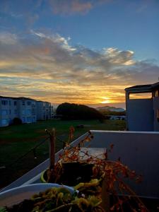 Východ nebo západ slunce při pohledu z apartmánu nebo okolí