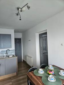 Η κουζίνα ή μικρή κουζίνα στο 1 Bedroom Apartment in Poole +9 φωτογραφίες