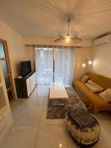 TV a/nebo společenská místnost v ubytování 2P cosy à Nice