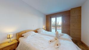 ein Schlafzimmer mit einem Bett, auf dem ein Teddybär liegt in der Unterkunft Les Mayens MB 001 - LUXURY apartment 8 pers in Veysonnaz
