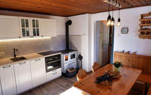 班斯卡比斯特里察Chalet Slavko的厨房配有木桌和炉灶。