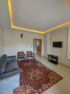 TV a/nebo společenská místnost v ubytování Farooq hotel