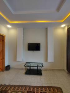 TV a/nebo společenská místnost v ubytování Farooq hotel