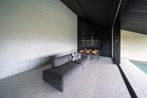 今帰仁村にあるAO NAKIJIN amahaji terraceのソファとテーブルのあるリビングルーム