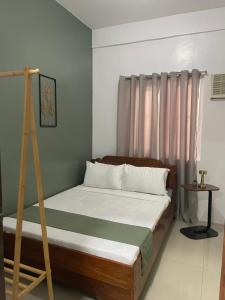 科隆Project Olivia的一间卧室，里面有一张木架床